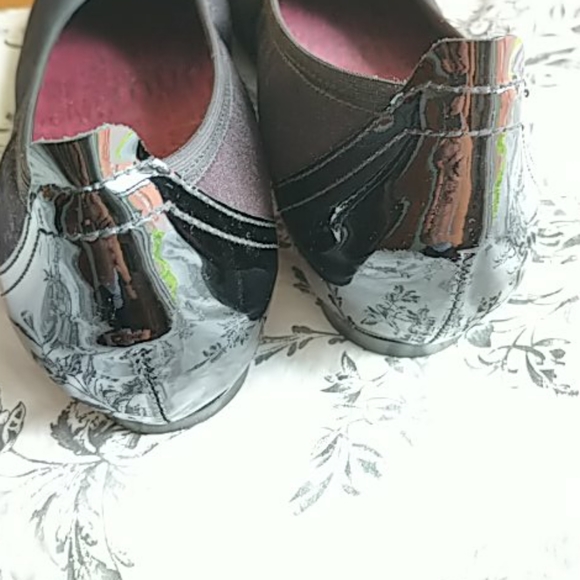 Munro henlee flats, size 9.5, black fabric+patent - Picture 3 of 4